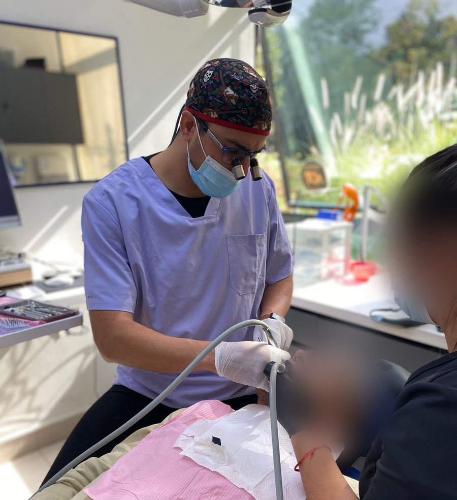 El Dr. Marín trabajando con lupas de magnificación en Clínica PioX